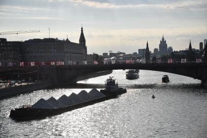 Москва.  Вид с `парящего` моста в парке `Зарядье` на Москву-реку.