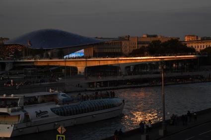 Москва. `Парящий` мост в парке `Зарядье`.