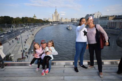 Москва. Посетили на `парящем мосту` в парке `Зарядье`.