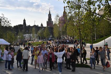 Москва. Экскурсия для посетителей в парке  `Зарядье`.