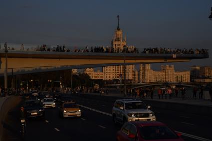 Москва. `Парящий` мост в парке `Зарядье` и высотное здание на Котельнической набережной (на заднем плане).