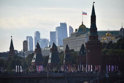 Москва.  Вид с `парящего` моста в парке `Зарядье` на Кремль и ММДЦ `Москва-сити`.