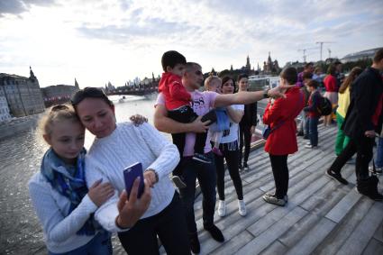 Москва. Посетили на `парящем мосту` в парке `Зарядье`.