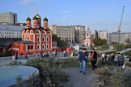 Москва. Собор Знаменского монастыря (слева) на территории природно-ландшафтного парка `Зарядье`.