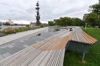 Москва. Пешеходная зона на Крымской набережной в парке `Музеон`.