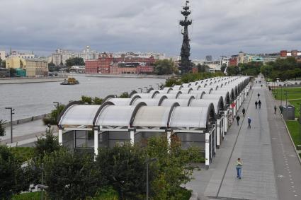 Москва.    Вид на  памятник Петру I и Крымскую набережную.