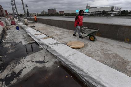 Москва.   Дорожные работы по укладке пешеходной плитки на Пречистенской набережной.