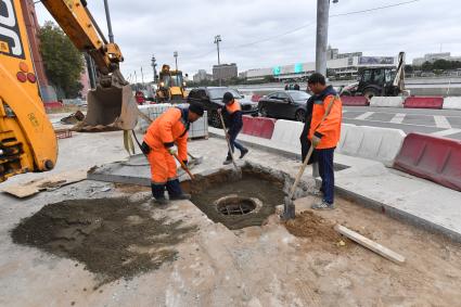 Москва.   Дорожные работы по укладке пешеходной плитки на Пречистенской набережной.