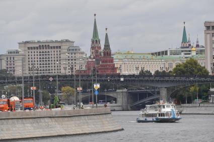 Москва.   Вид на башни Кремля и Патриарший мост.