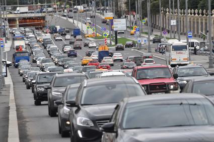 Москва.   Дорожное движение по улице Крымский вал.