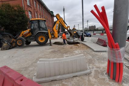 Москва.   Дорожные работы по укладке пешеходной плитки на Пречистенской набережной.