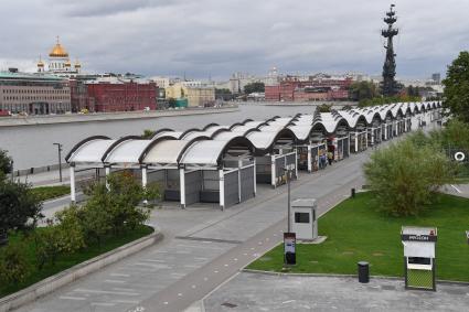 Москва.    Вид на  памятник Петру I и Крымскую набережную.