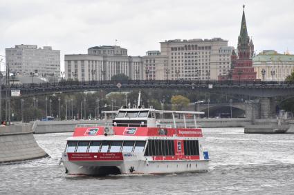 Москва.   Вид на башни Кремля и Патриарший мост.