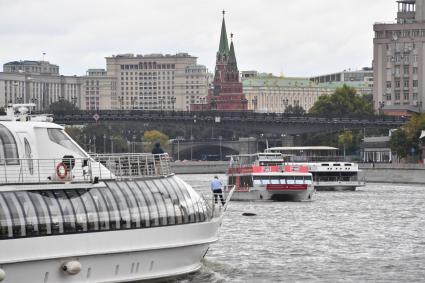 Москва.   Вид на башни Кремля и Патриарший мост.