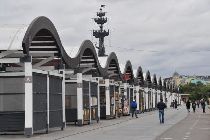 Москва.    Вид на  памятник Петру I и  павильоны на Крымской набережной.