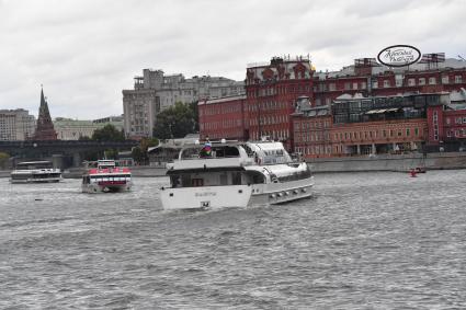 Москва.   Вид на башни Кремля и Берсеневскую набережную.