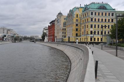 Москва.  Вид на Якиманскую набережную.