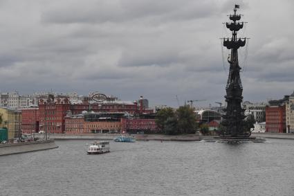 Москва.    Вид на  памятник Петру I и Берсеневскую набережную.