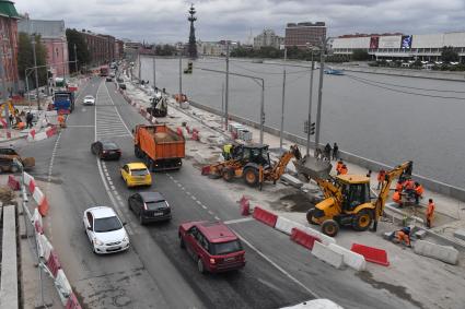 Москва.   Дорожные работы по укладке пешеходной плитки на Пречистенской набережной.