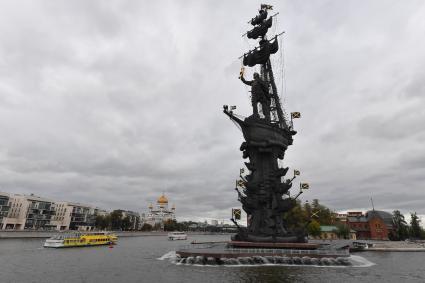 Москва. Вид на памятник Петру I.