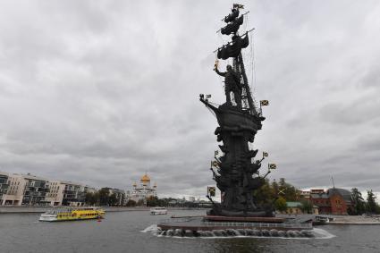 Москва.    Вид на  памятник Петру I.