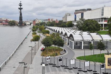 Москва.    Вид на  памятник Петру I и Крымскую набережную.