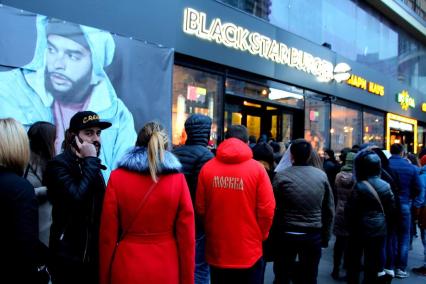 Москва. Очередь в ресторан певца Тимати Black Star Burger, открывшийся на Новом Арбате.