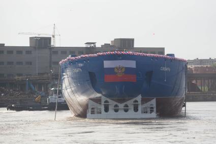 Санкт-Петербург. Церемония спуска на воду корпуса атомного ледокола `Сибирь` класса класса ЛК-60Я на Балтийском заводе.