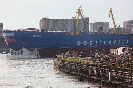Санкт-Петербург. Церемония спуска на воду корпуса атомного ледокола `Сибирь` класса класса ЛК-60Я на Балтийском заводе.
