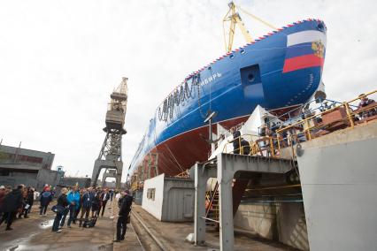 Санкт-Петербург. Церемония спуска на воду корпуса атомного ледокола `Сибирь` класса класса ЛК-60Я на Балтийском заводе.