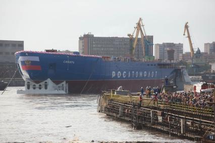 Санкт-Петербург. Церемония спуска на воду корпуса атомного ледокола `Сибирь` класса класса ЛК-60Я на Балтийском заводе.