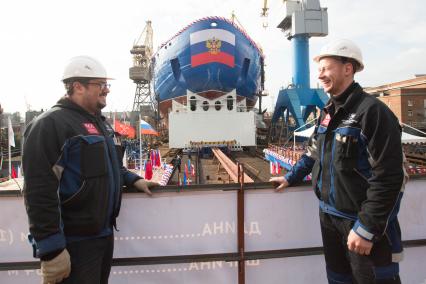 Санкт-Петербург. Церемония спуска на воду корпуса атомного ледокола `Сибирь` класса класса ЛК-60Я на Балтийском заводе.