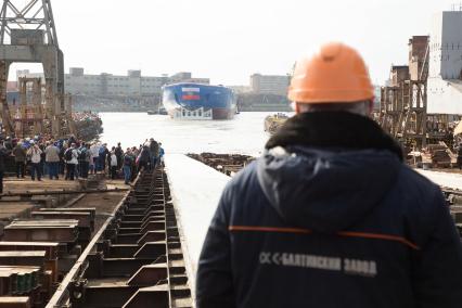 Санкт-Петербург. Церемония спуска на воду корпуса атомного ледокола `Сибирь` класса  класса ЛК-60Я на Балтийском заводе.