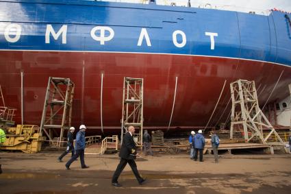 Санкт-Петербург. Церемония спуска на воду корпуса атомного ледокола `Сибирь` класса класса ЛК-60Я на Балтийском заводе.