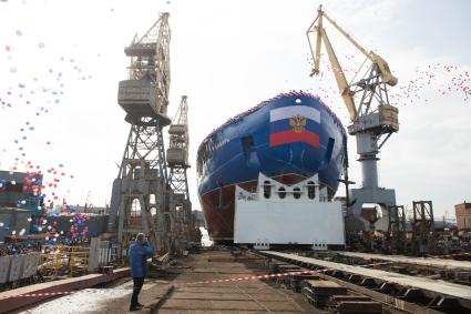 Санкт-Петербург. Церемония спуска на воду корпуса атомного ледокола `Сибирь` класса  класса ЛК-60Я на Балтийском заводе.