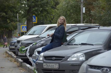 Тула. Девушка на самокате едет по городу.