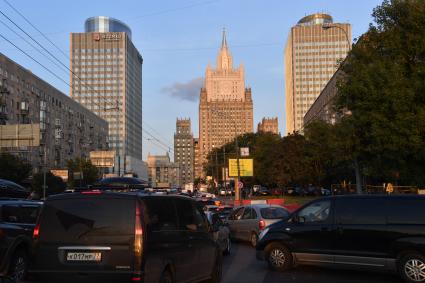 Москва. Вид на здание МИД РФ на Смоленской площади с отреставрированным шпилем.