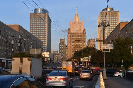 Москва. Вид на здание МИД РФ на Смоленской площади с отреставрированным шпилем.