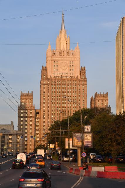 Москва. Вид на здание МИД РФ на Смоленской площади с отреставрированным шпилем.