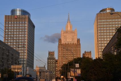 Москва. Вид на здание МИД РФ на Смоленской площади с отреставрированным шпилем.