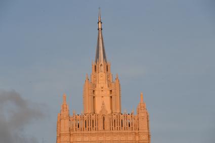 Москва. Вид на здание МИД РФ на Смоленской площади с отреставрированным шпилем.