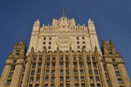 Москва. Вид на здание МИД РФ на Смоленской площади с отреставрированным шпилем.