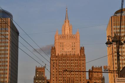 Москва. Вид на здание МИД РФ на Смоленской площади с отреставрированным шпилем.