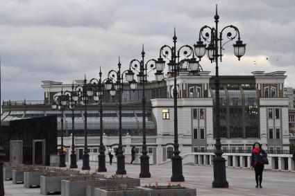 Москва. Фонари на Патриаршем мосту.