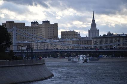 Москва.  Вид на   Крымский мост.