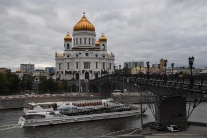 Москва.   Вид на Храм Христа Спасителя.