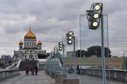 Москва.   Вид на Храм Христа Спасителя и Патриарший мост.