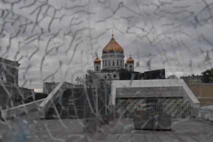 Москва. Вид на Храм Христа Спасителя и Патриарший мост.