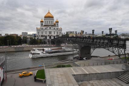 Москва.   Вид на Храм Христа Спасителя.