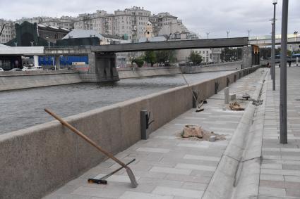 Москва. Работы по укладке тротуарной плитки на Якиманской набережной.